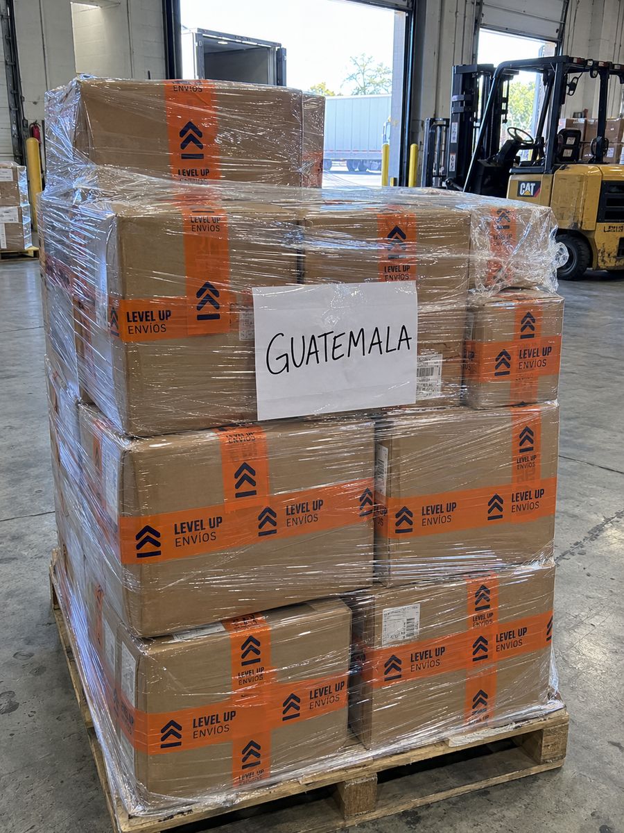 Paleta envuelta con cajas Level Up Envíos rumbo a Guatemala