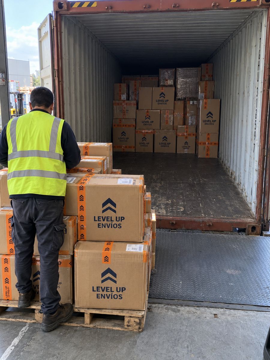 Trabajador cargando cajas Level Up Envíos en un contenedor