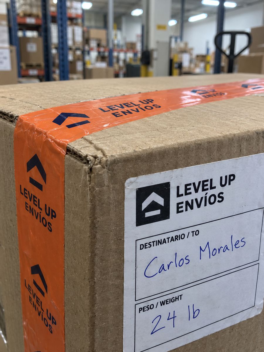 Caja con cinta y etiqueta de envío Level Up Envíos
